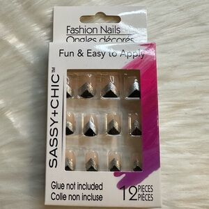 🩷5/$10 Black and Silver Fashion Nails